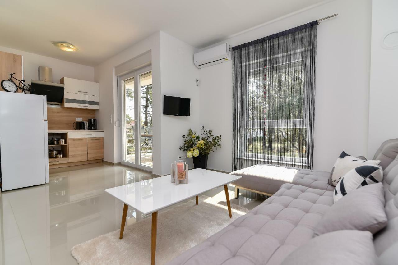 Denis Apartment Вир Екстериор снимка