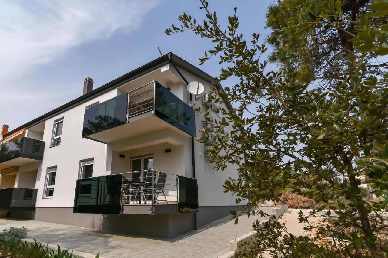 Denis Apartment Вир Екстериор снимка